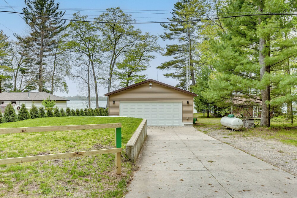 Fisher's Paradise: Lakefront Cottage in Baldwin!