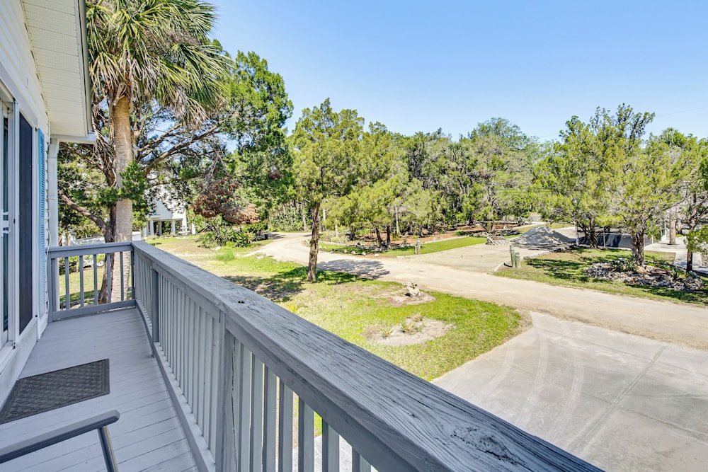 Outdoor Oasis: Canal-front Home in Crystal River