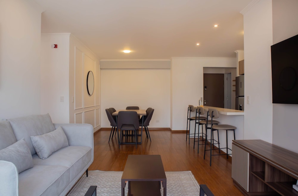 w Inviting 2BR w Balcony in Miraflores