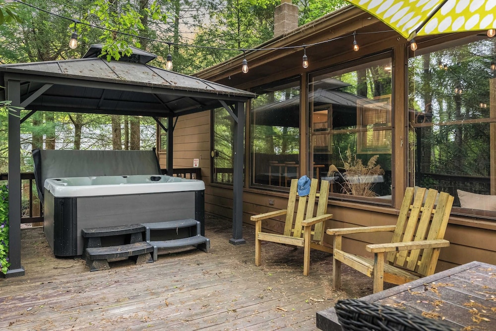 The Horseshoe Hideaway Lake Harmony Cabin w/ Hot Tub & Game Porch
