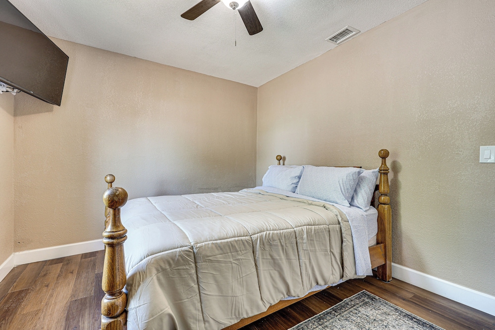 11 Mi to South Beach: Home w/ Screened Porch!