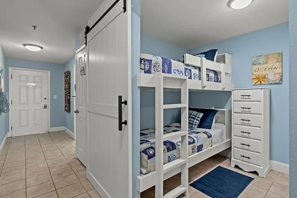 Laketown Wharf 402