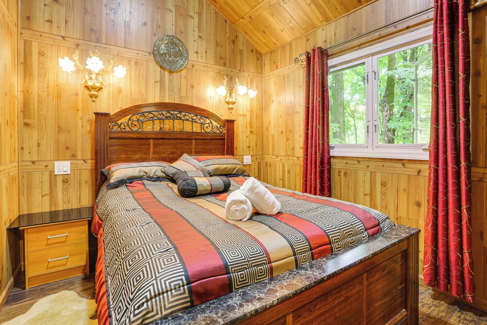 5 Mi to Monticello Raceway: Cabin w/ Pool Access!