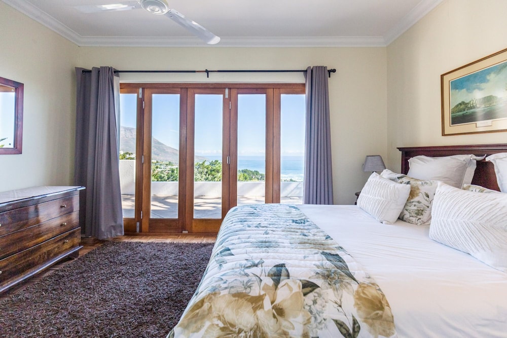 Camps Bay 4bed Home w Pool and Views Alma Marina