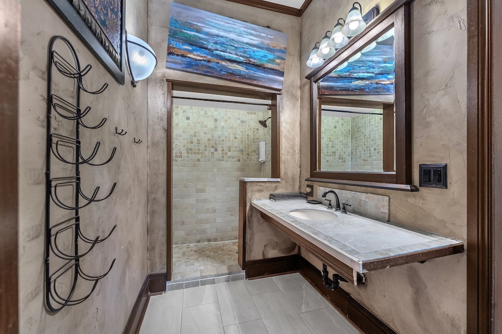 The Vines Retreat, Hot-tubs, Game Room, 10-mins to Downtown!