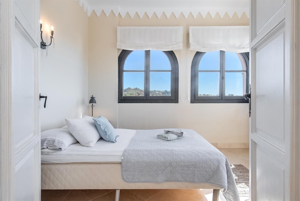 Super Villa Near Beach with Heated Pool - Image 3