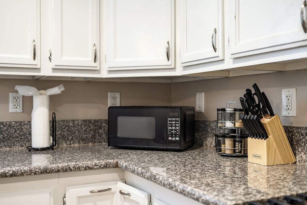 Modern Family Home w Full Amenities & Near ONT