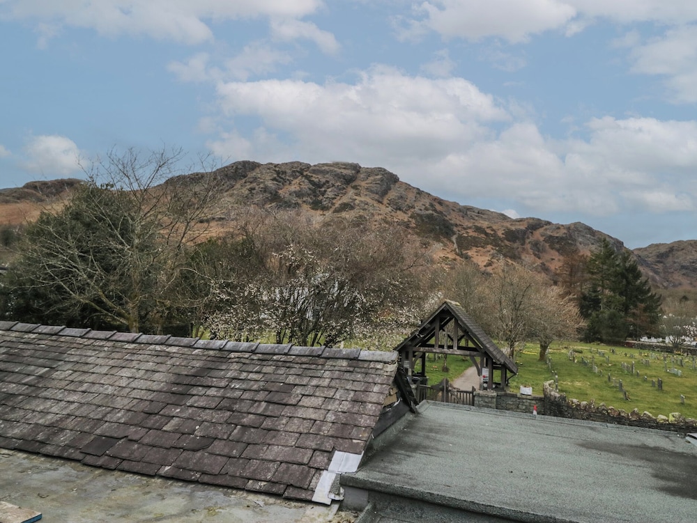 Yewdale View Apartment