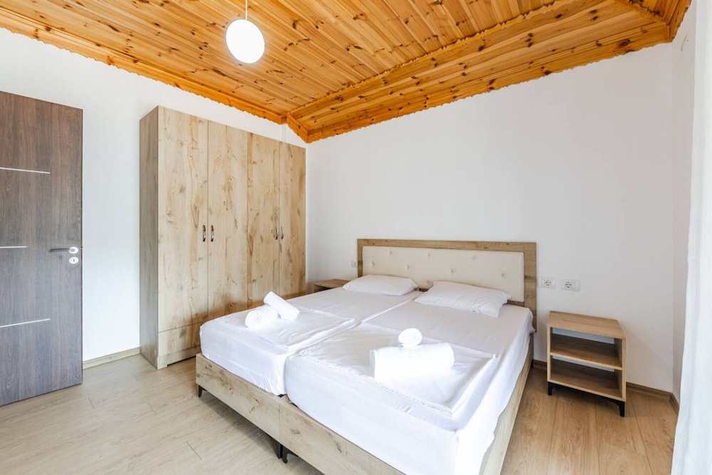 Hillside Apartment Gjirokast r 2