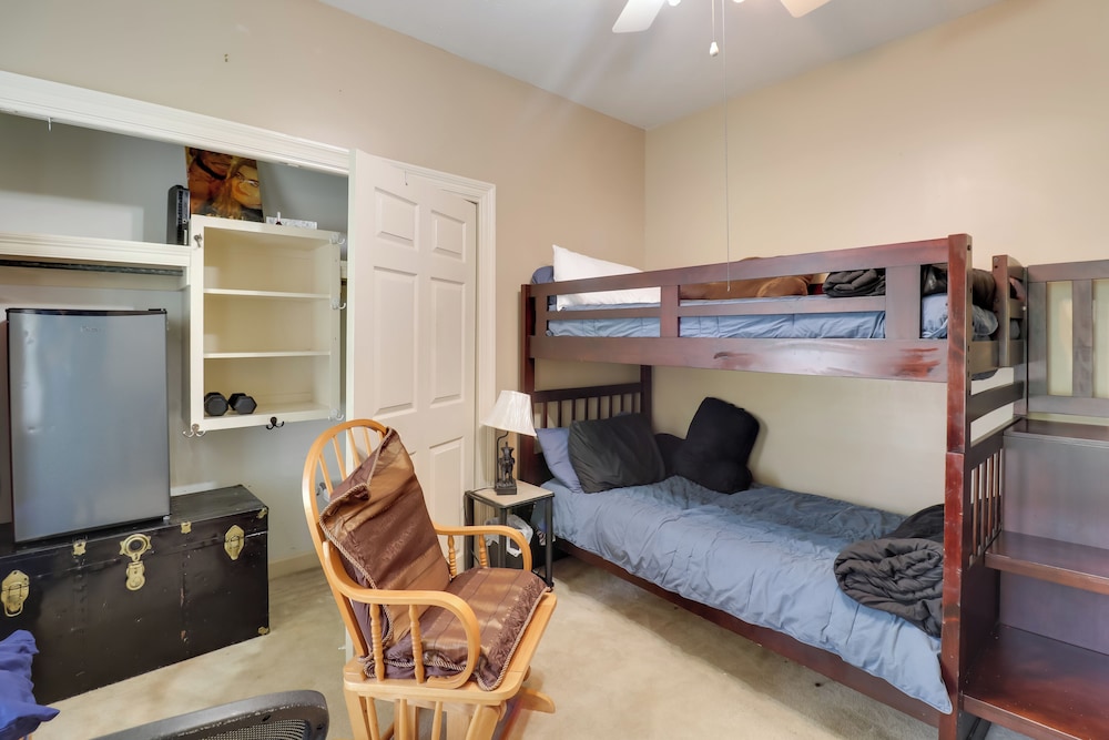 Spacious Suburban Home w/ Pool Access in Ridgeland