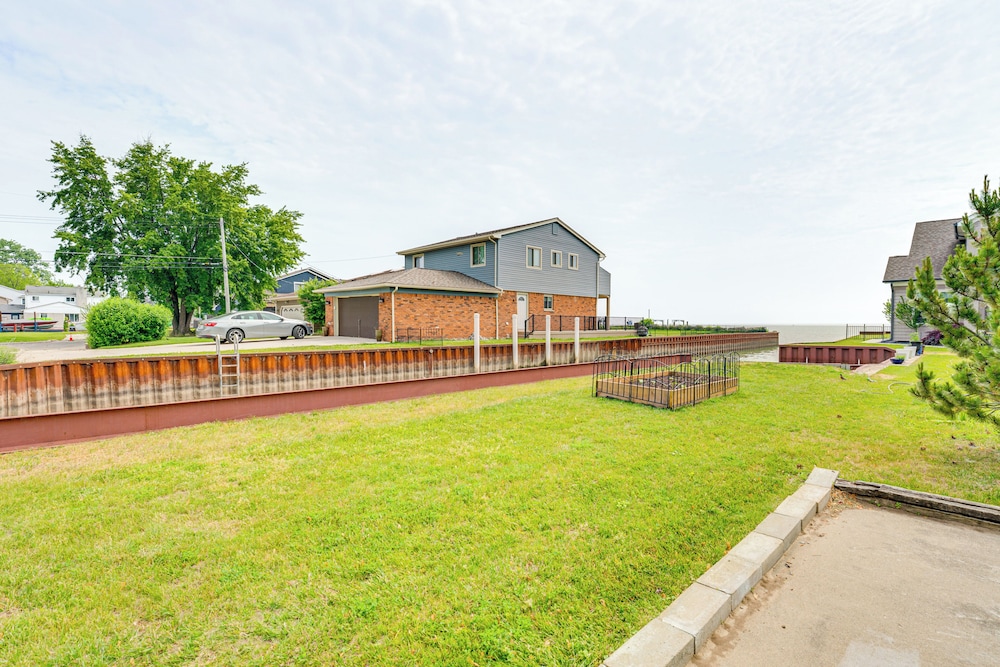 Canal-front St Clair Shores Home: 2 Mi to Dtwn