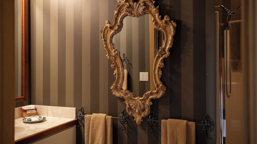 Twin Pine Manor Bed & Breakfast