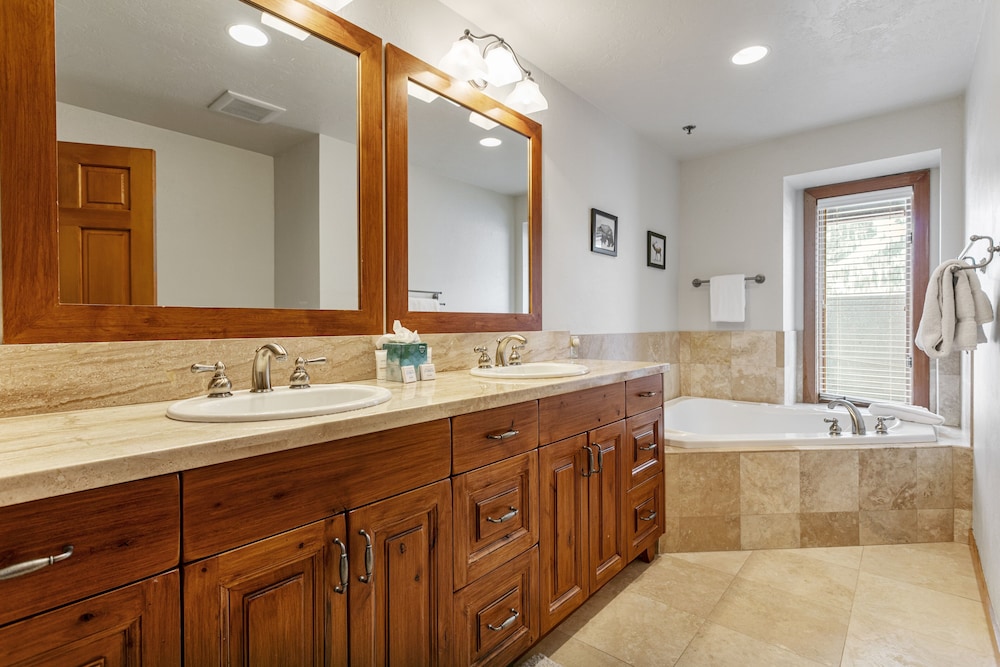 11 - Two Bedroom with Spa Enclave 2 Condo