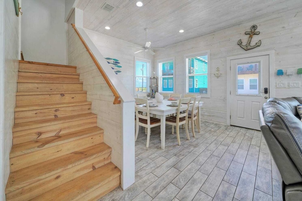 Sleeps 24, 2 Homes 2blocks to the Beach, Pool, Game Room, Patio w/ Outdoor Bar