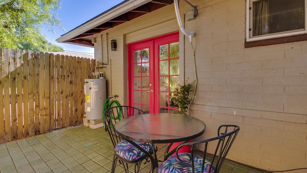 Charming Mid Town Guest House W/private Patio!