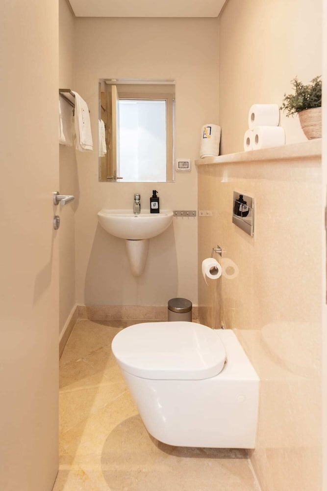 Xuru Stays I Exotic 1bdr w/ Outdoor Terrace Pool & Beach Access