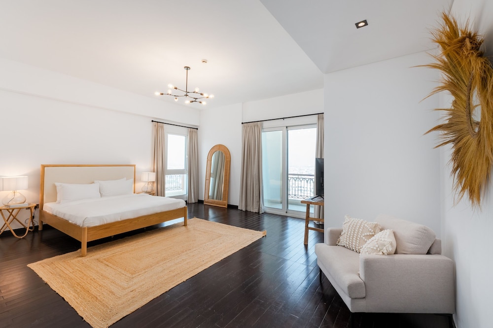 Modern 3BR Maid at the Palm w Pool and Gym