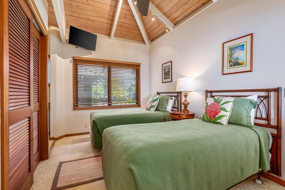 Air-conditioned Ocean Front Hawaii Townhome! - Sleeps 6 - Vrkcv