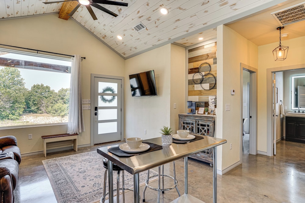Recently Built Cabin w/ Pavilion in Granbury!