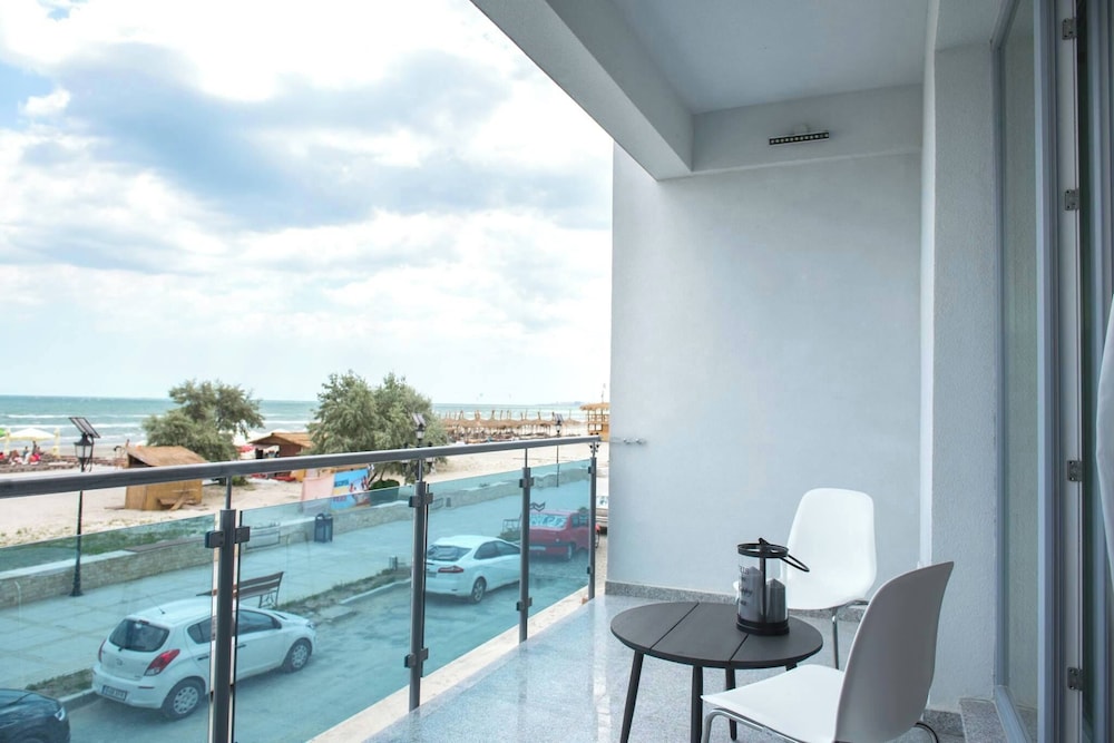 Wave 1 Promenada Apartments