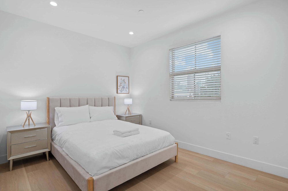 Not Affected by the Fire/modern Spacious Home With Parking & Fully Equipped Kitchen #3