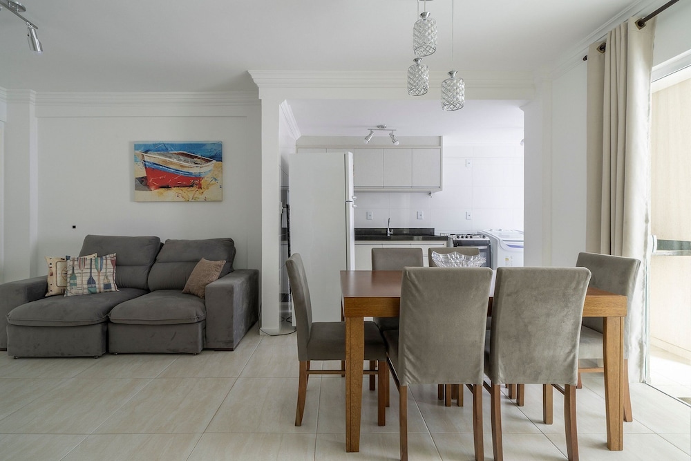 2-bed Apt w/ BBQ - Downtown Bombinhas Caa103