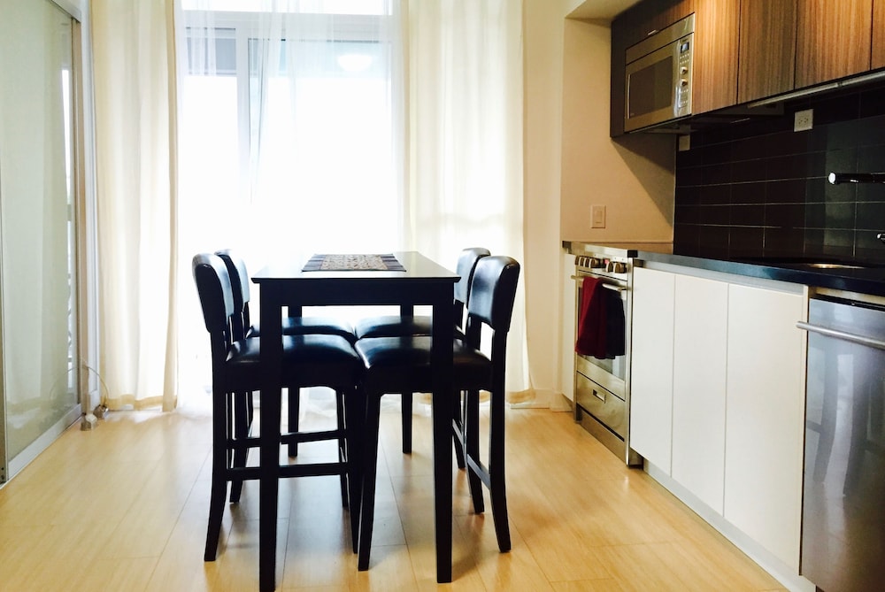 Beautiful Home by Rogers Centre - Image 4