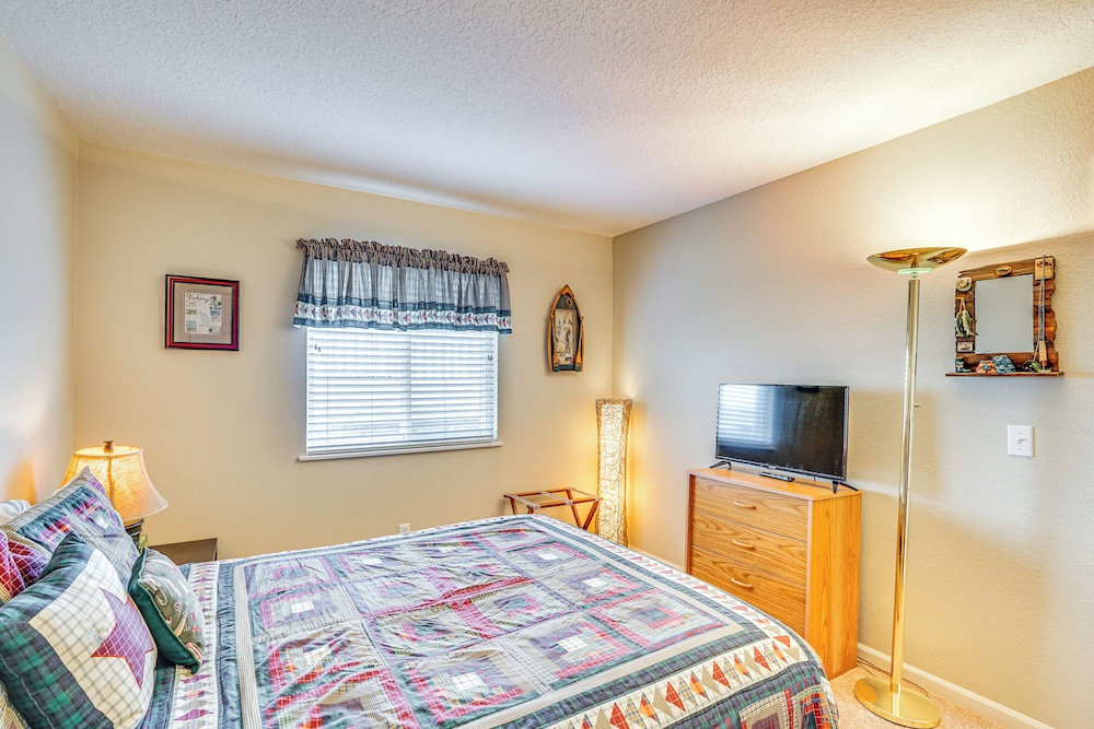 Lakefront Osage Beach Condo w/ Water-view Balcony!