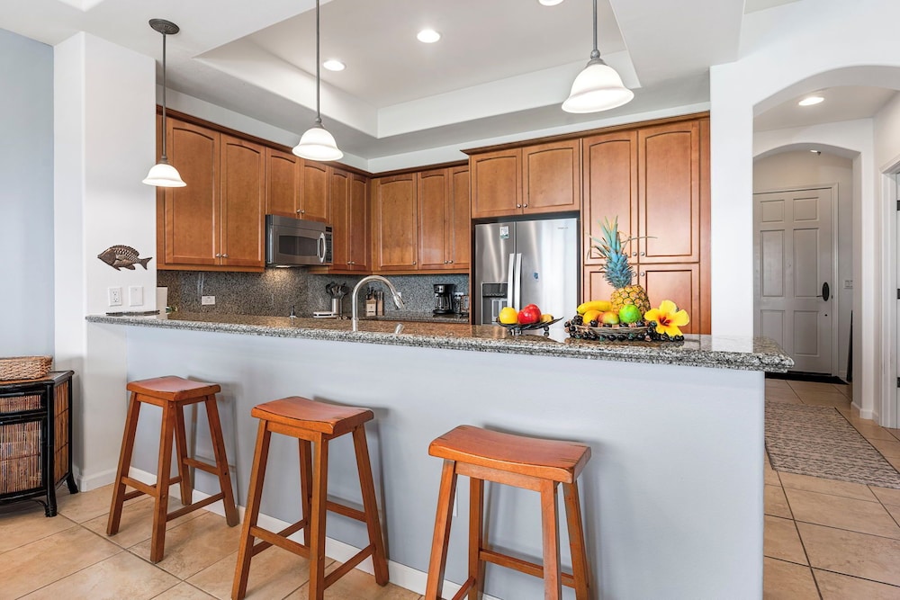 Walk to Restaurants/shopping - Excellent Golf Course Views - Private Beach Access - Vrkcv