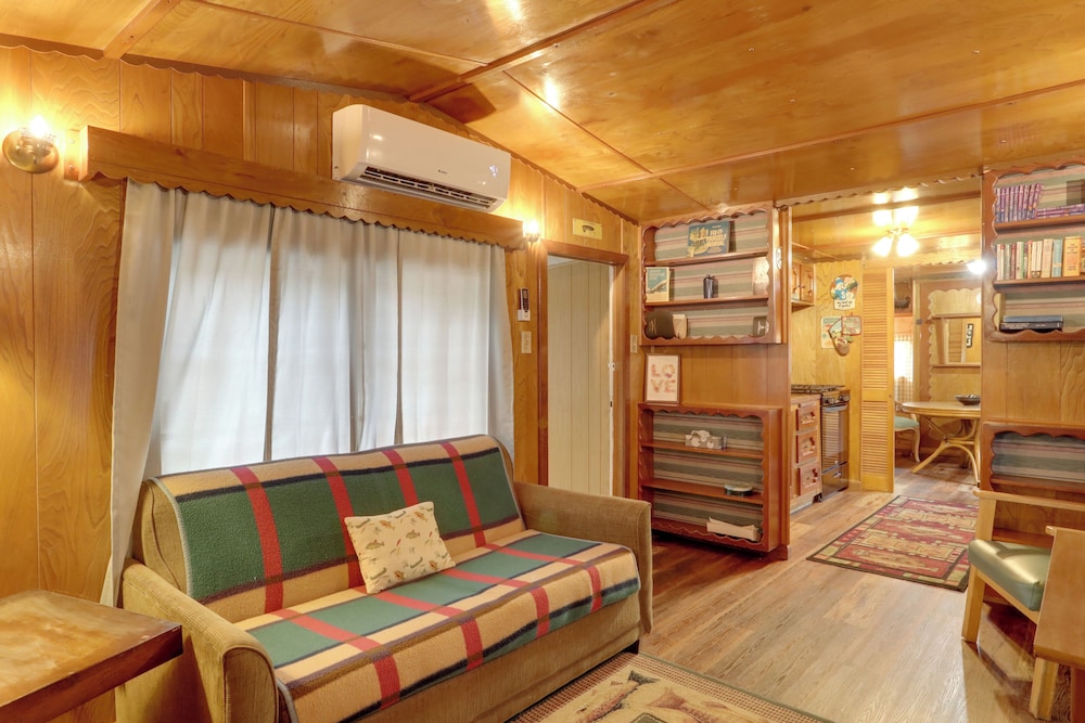 Greers Ferry Lake Escape: Cabin w/ Pool Access