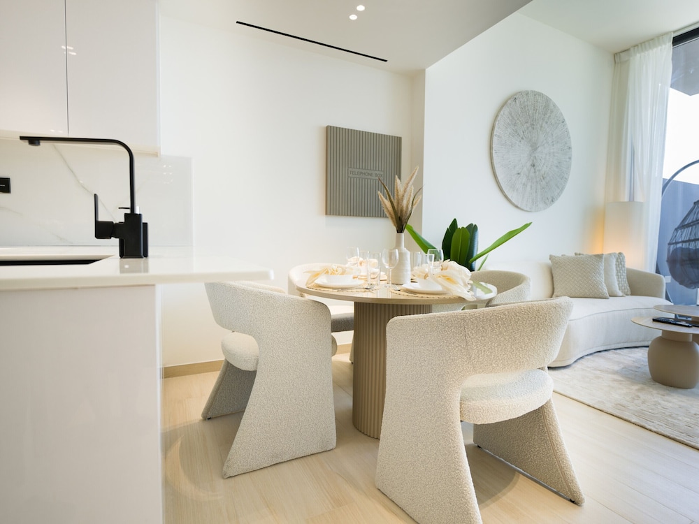 Easygo- Stylish 1bdr Binghatti Corner