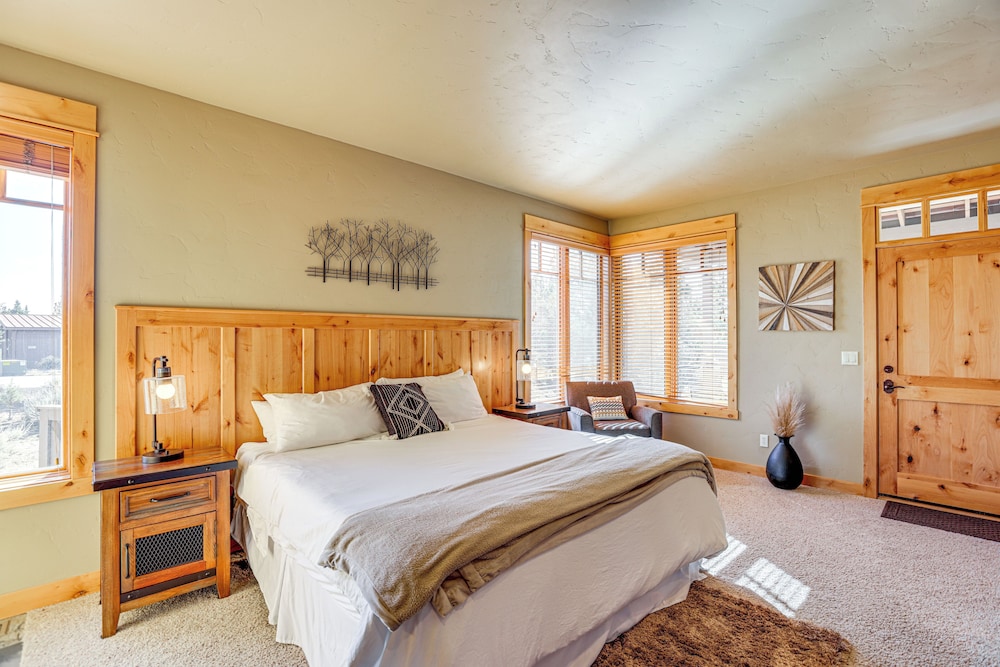 Mountain-view Cabin Near Trails in Powell Butte!