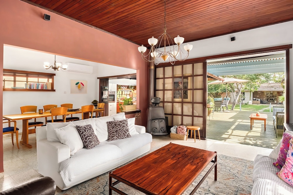 Relax in a Garden Oasis by Sea N' Rent