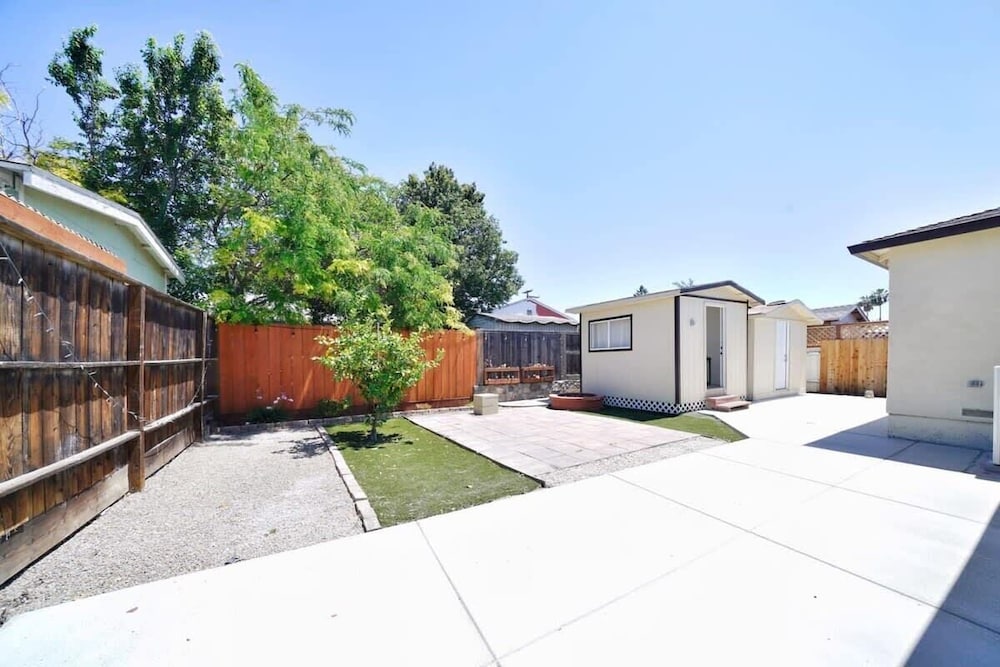 @ Marbella Lane - Vibrant 4BR RWC Ldry + P