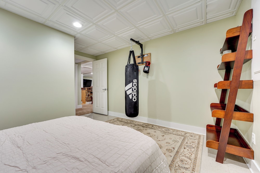 Spacious Family Getaway: 8 Mi to Main St Ann Arbor