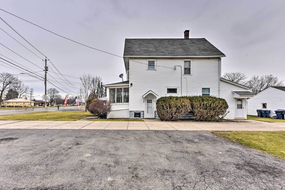 Buffalo Vacation Rental w/ Screened Porch view 5
