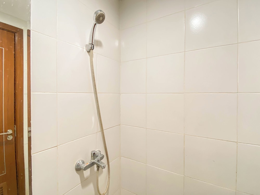 Basic 1Br Apartment At Vittoria Residence