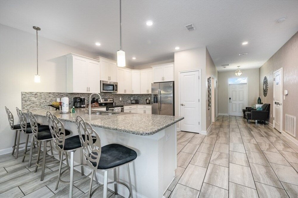 9 Bed Pool, Spa, Movie Room & Game Room! 9 Bedroom Home by RedAwning