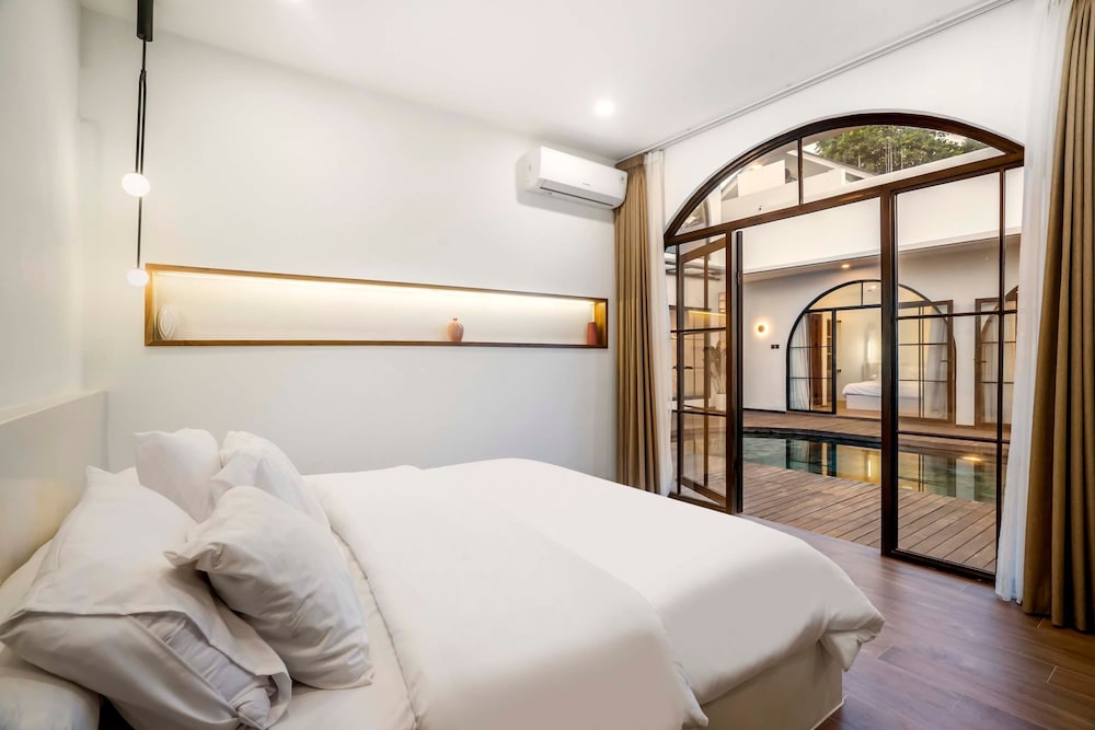 Casa Copper by Alfred in Bali - Tropical Luxury 3BR Pool Villa in the Heart Canggu