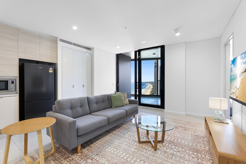 Luxe Oceanfront 1-bed High Rise With Pool & Gym