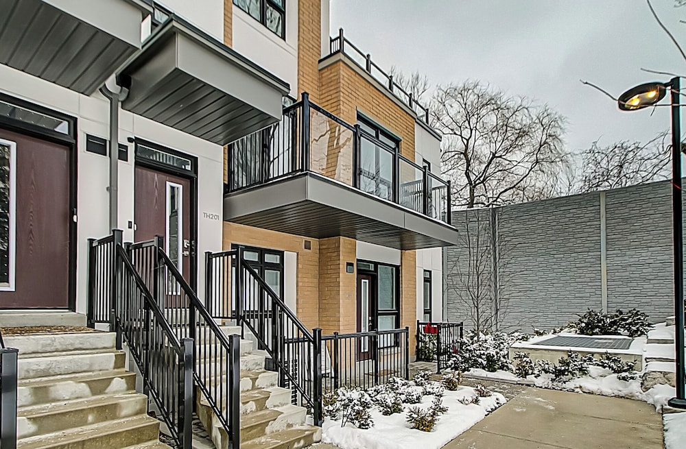 Modern 3BR Retreat Near Yorkdale Mall