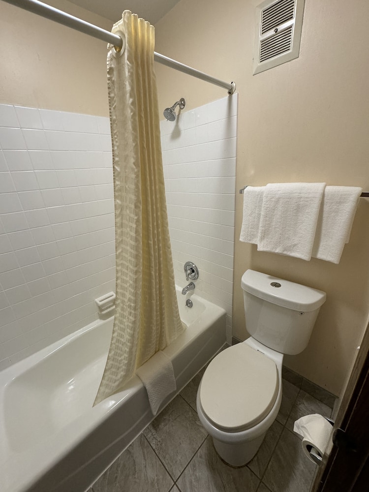 Econo Lodge - Property Image 7