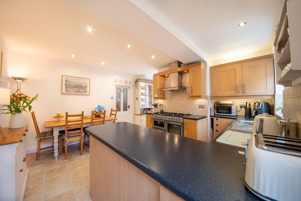 Host Stay Chimney Pots Cottage