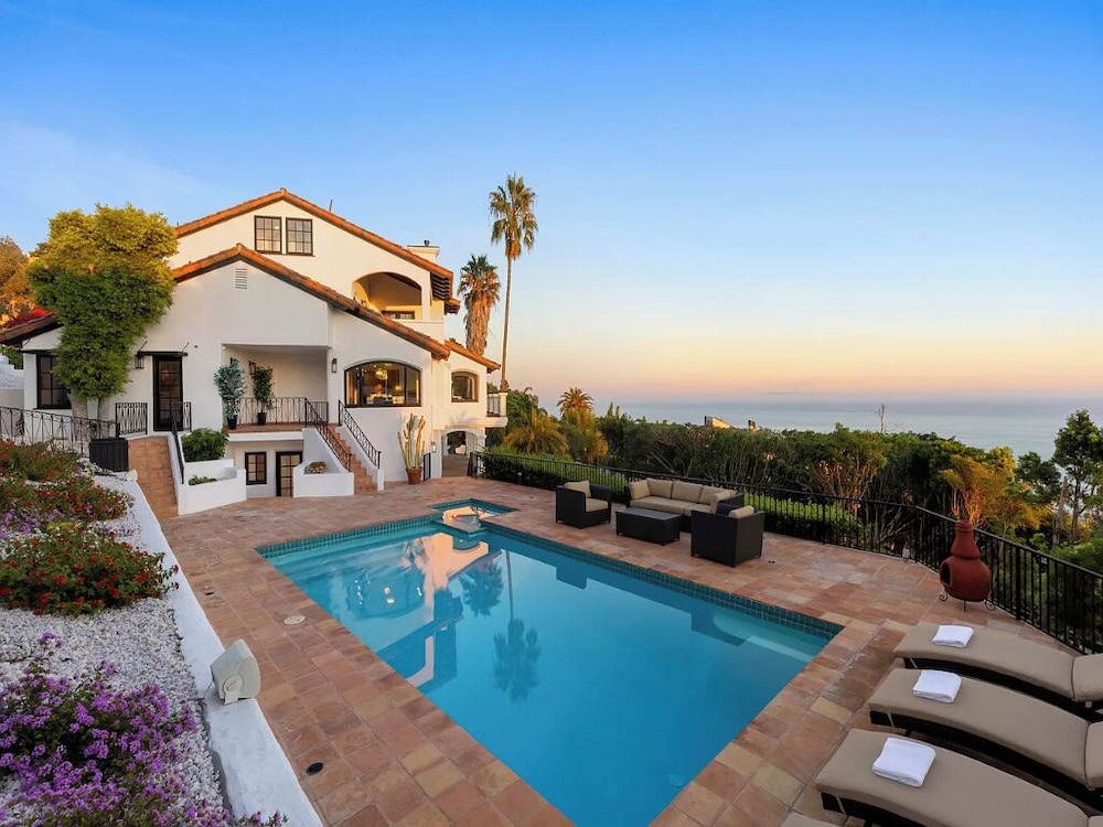 Villa Costera - Tree-lined Tranquility: 3-level Entertainer's Dream