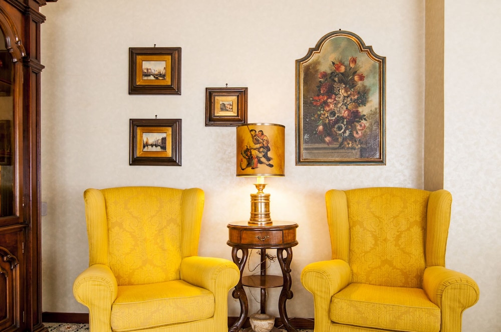 Aurelio & Vaticano Elegant Flat