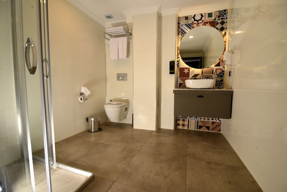 Unique Flat with Cute Balcony GECESEFASI