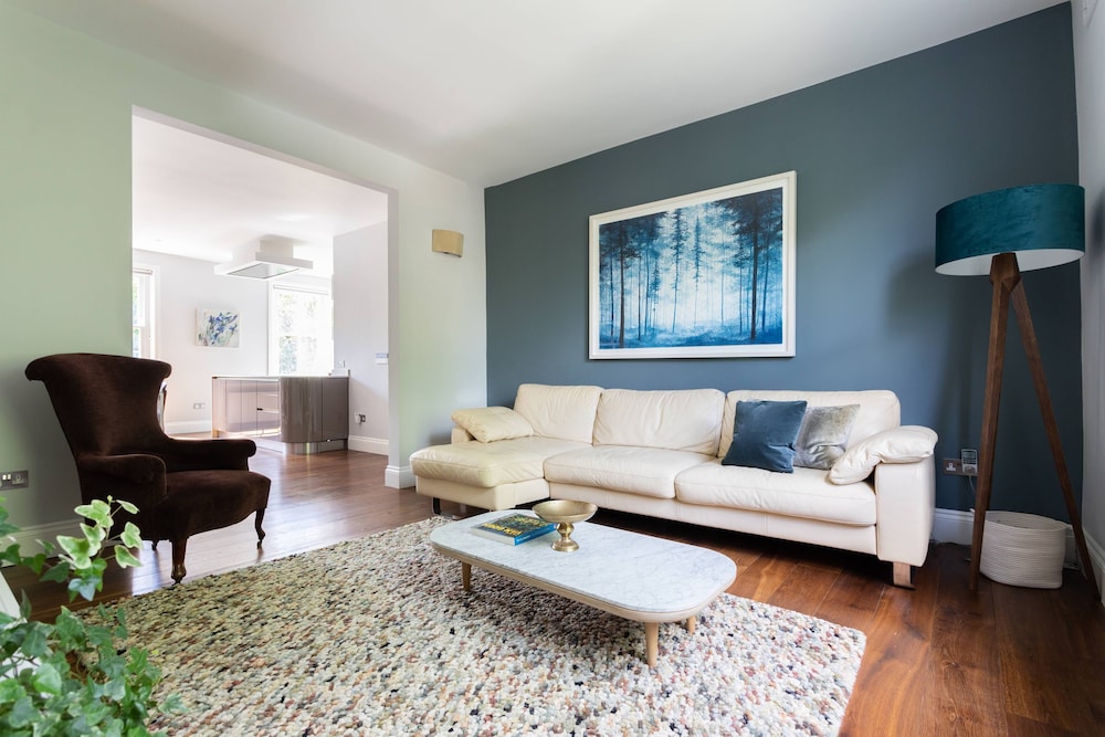 Bassett Road XII by Onefinestay
