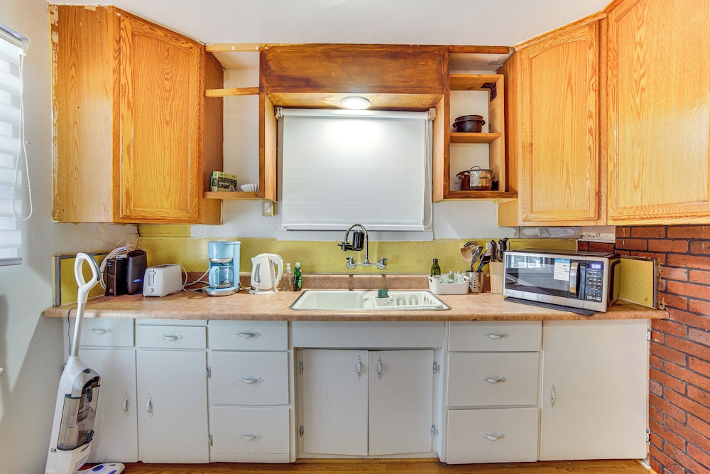 3 Mi to Airport: Pet-friendly Home in Ontario Home