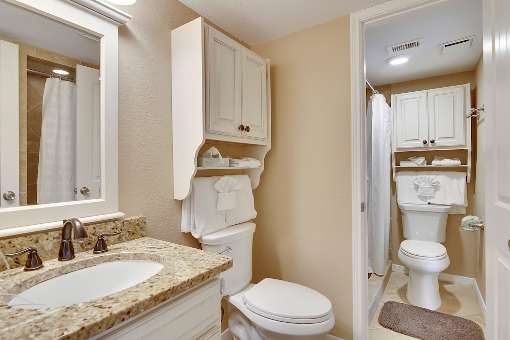 Seascape 2113 2 Bedroom Condo by RedAwning