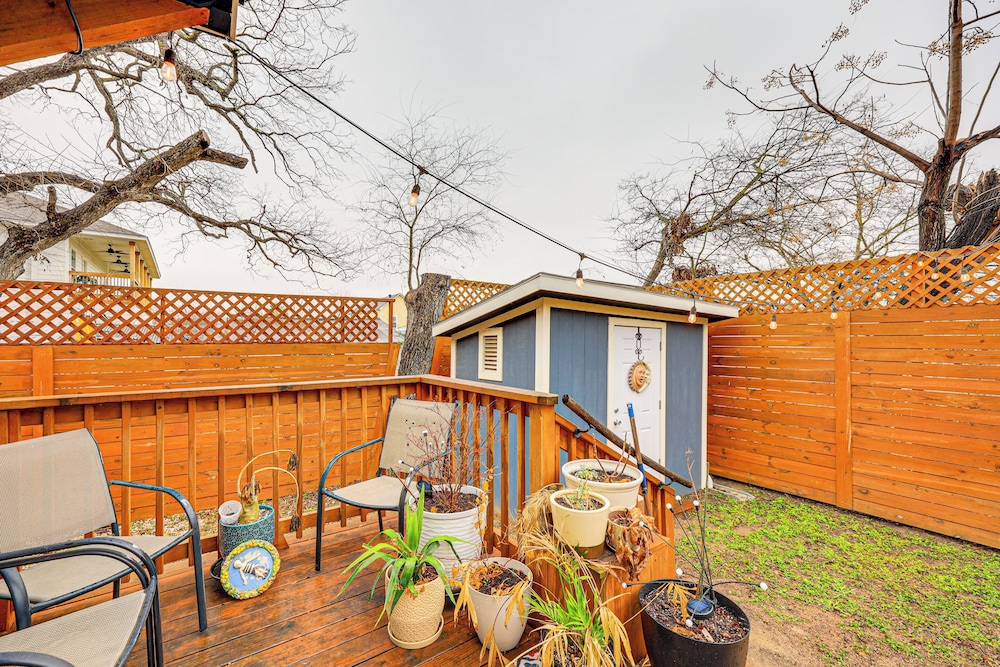 Artsy Bungalow w/ Yard in Dtwn San Antonio